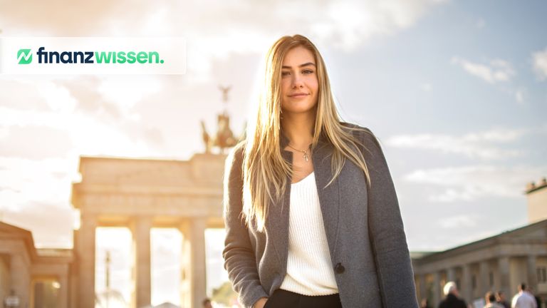 Junge Frau vor dem Brandenburger Tor in Berlin
