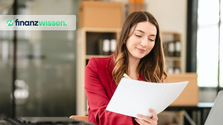 Junge Frau liest eine Bilanz