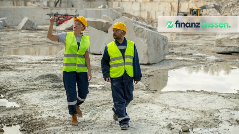 Ingenieure beraten sich in einem Silberbergwerk 