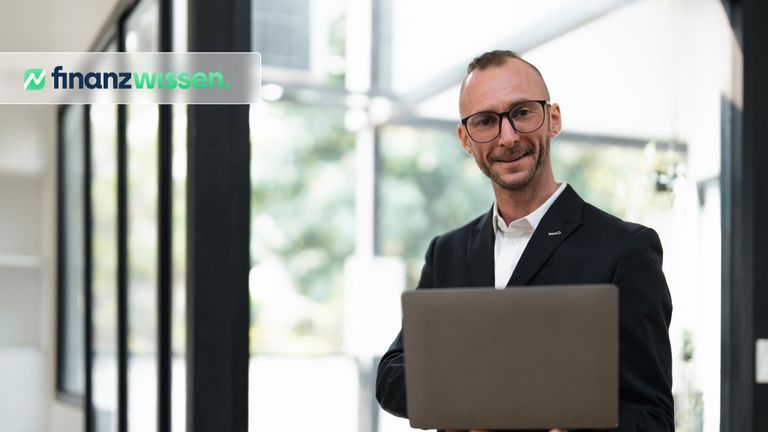 Mann prüft Cashflow am Laptop