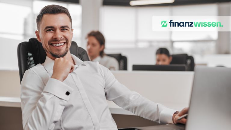Mann sucht im Büro nach verschiedenen ETF-Anbietern