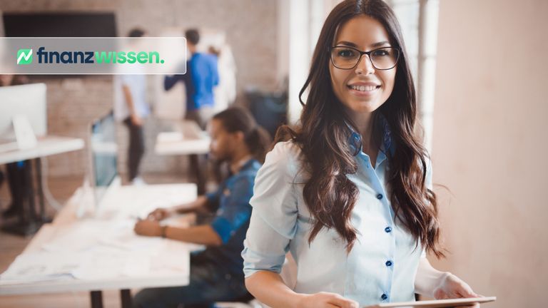 Junge Frau arbeitet im Büro und prüft die Daten zu einem Aktien-Spin-Off