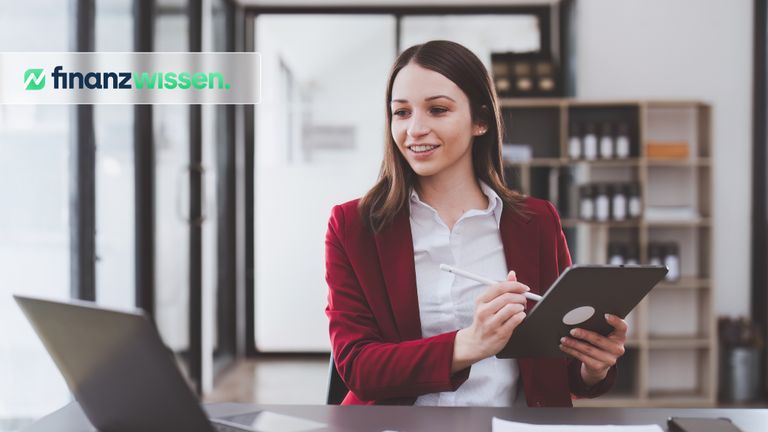 Junge Finanzberaterin berät via Video-Call ihre Kunden über ETF von iShares