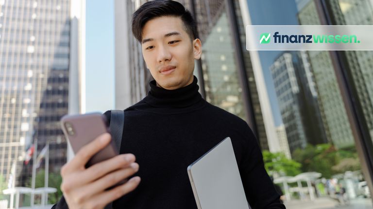 Junger asiatischer Mann mit Smartphone