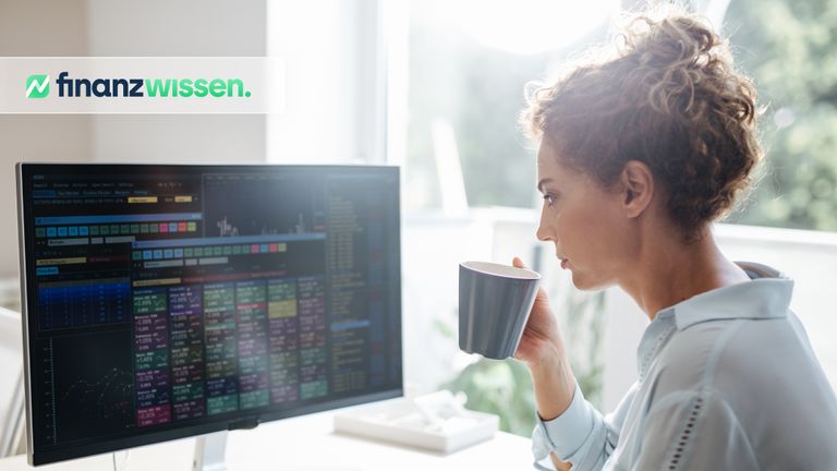 Frau recherchiert ADRs am Computer