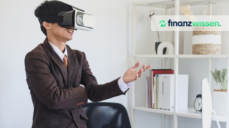 Mann verwendet Metaverse bei der Arbeit