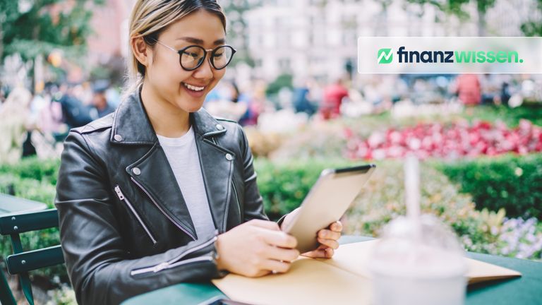 Junge Frau investiert in FTSE Emerging Markets per ETF