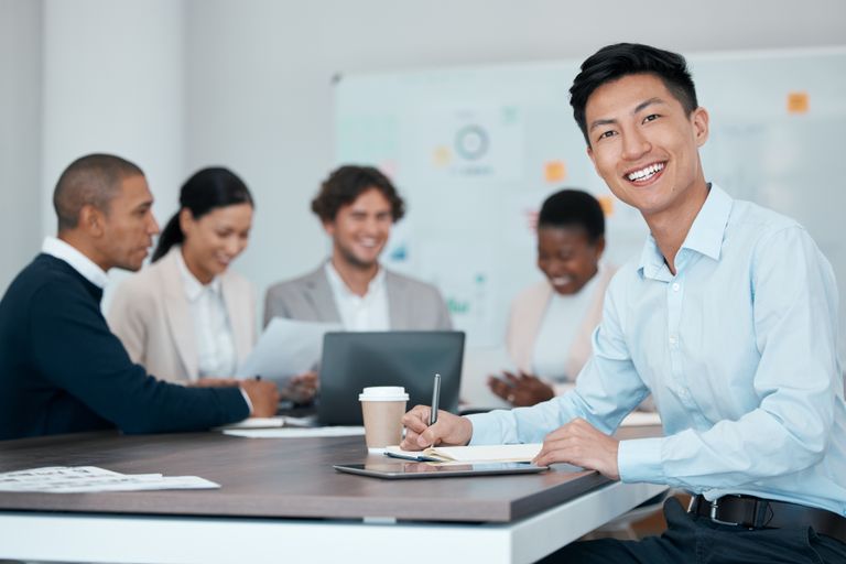 Junge Investoren am Schreibtisch in einem Büro