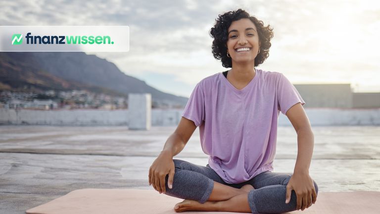 Frau macht Yoga und investiert in indische Aktien