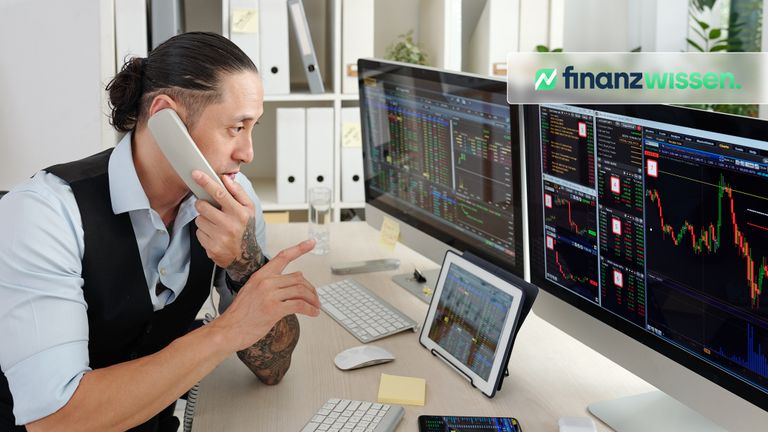 Trader analysiert am Bildschirm fallende Kurse und handelt im Bärenmarkt