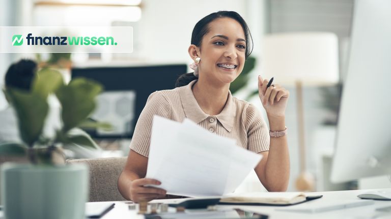 Frau analysiert Verschuldungsgrad einer Aktie
