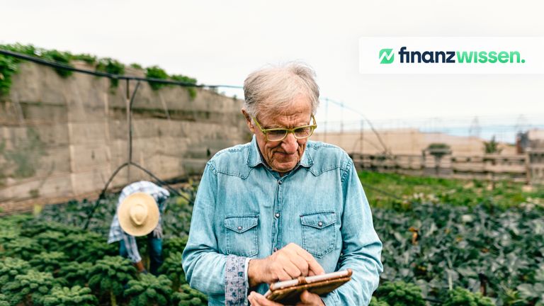 Agronom analysiert am Tablet ein Nachhaltigkeitskonzept