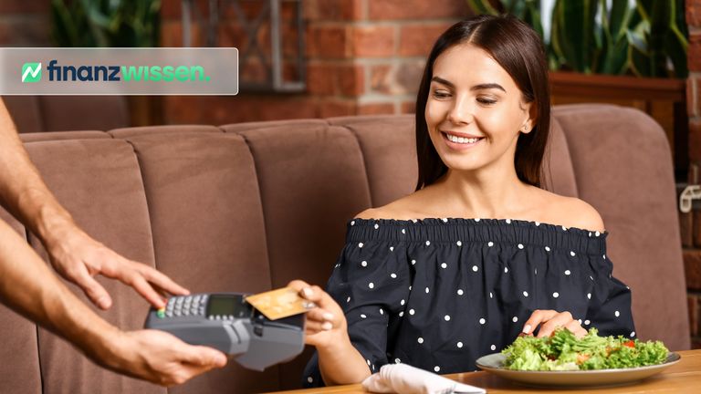 Junge Frau zahlt Firmenessen mit Corporate Card