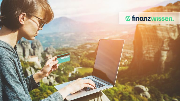 Digitaler Nomade benutzt Firmenkreditkarte auf Reisen