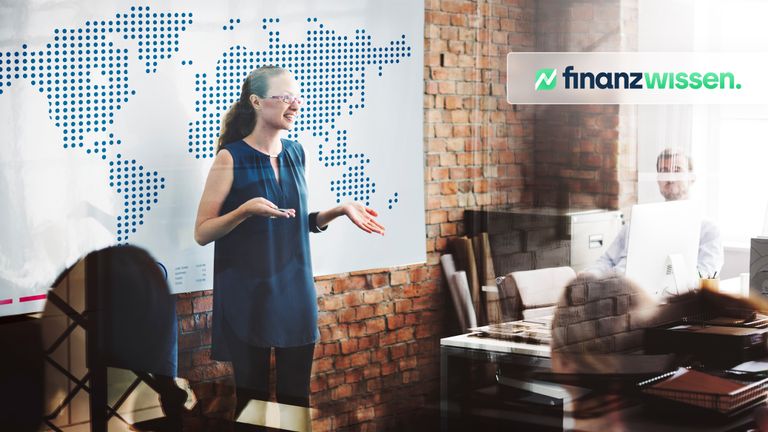 Geschäftsfrau bespricht Strategie zu internationalen Investments mit ACWI