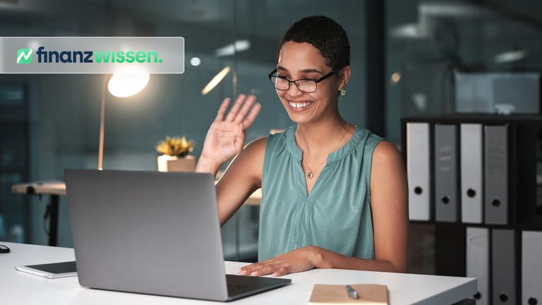 Junge Frau arbeitet in Kommunikationsdienste-Branche