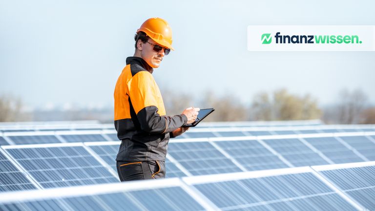 Ingenieur prüft Solaranlagen eines Versorgers