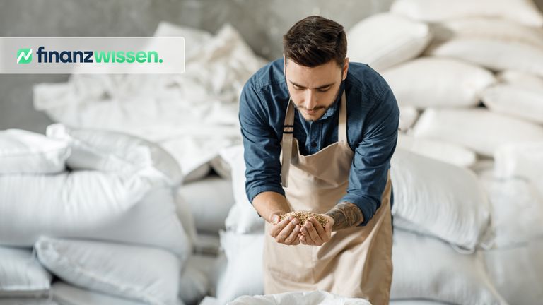 Facharbeiter prüft Grundstoffe und Rohstoffe