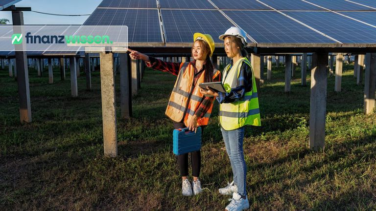 Mitarbeiter in einer Solaranlage