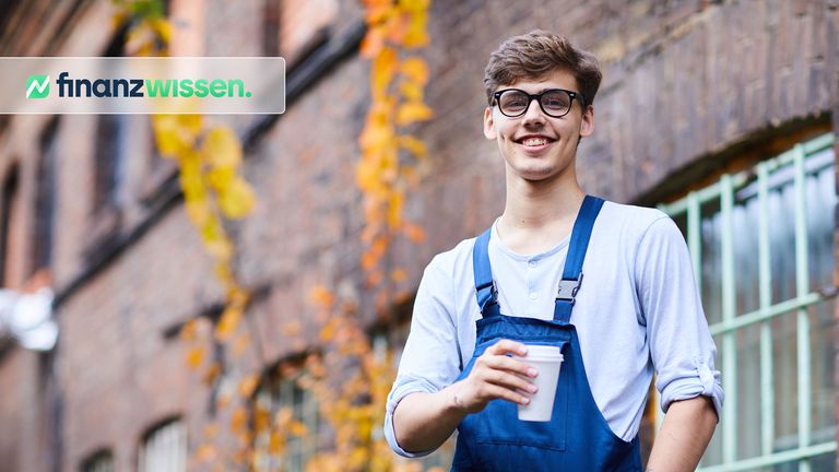 Junger Mitarbeiter in mittelständischem Unternehmen