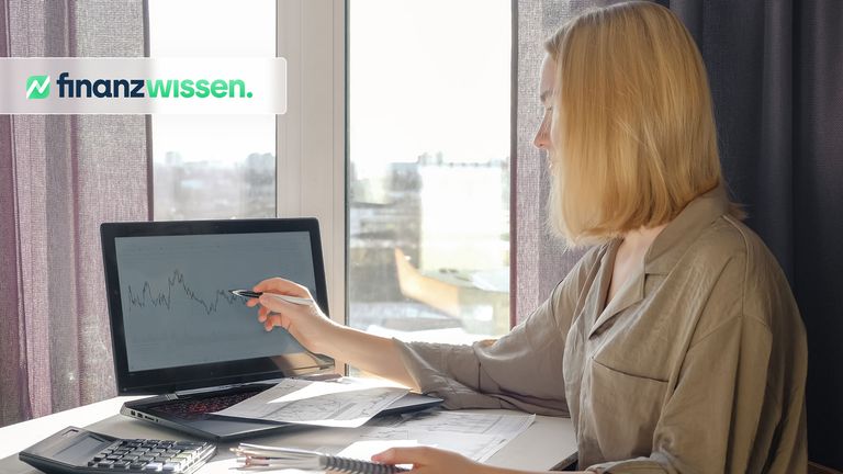 Junge Frau untersucht die Volatilität eines Investments am PC