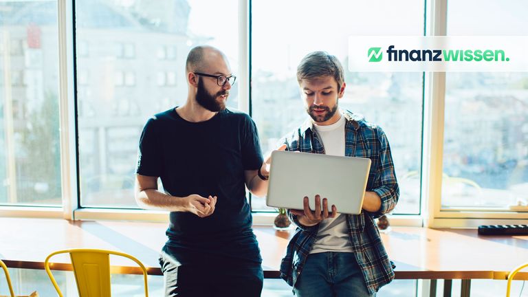 Junge Investoren prüfen am PC, ob sich ein Mid Cap ETF lohnt