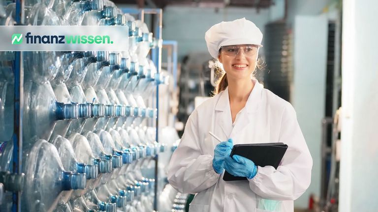 Mitarbeiterin in einer innovativen Wasserproduktion