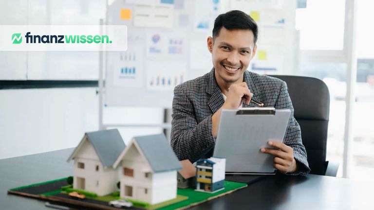 Junger Immobilieninvestor im Büro