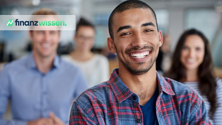 Junger Geschäftsmann im Büro mit Team
