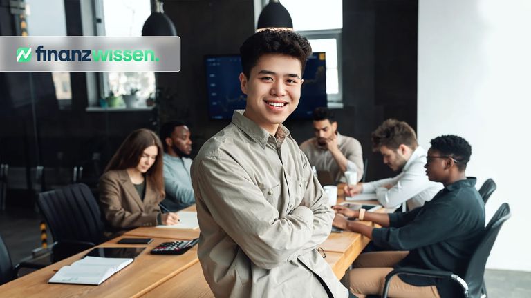 Gruppe an jungen Geschäftsleuten in einem modernen Büro