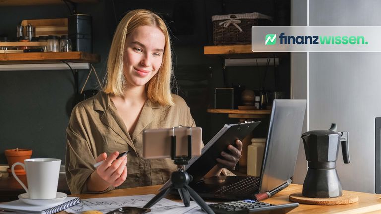 Blonde Frau sitzt entspannt auf einem Stuhl und analysiert einen Emerging-Markets ETF an ihrem Laptop