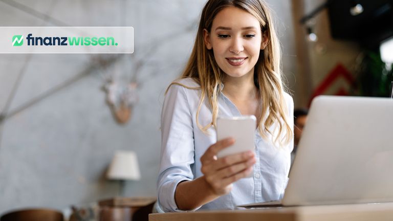Junge Frau investiert mit Dividendenstrategie