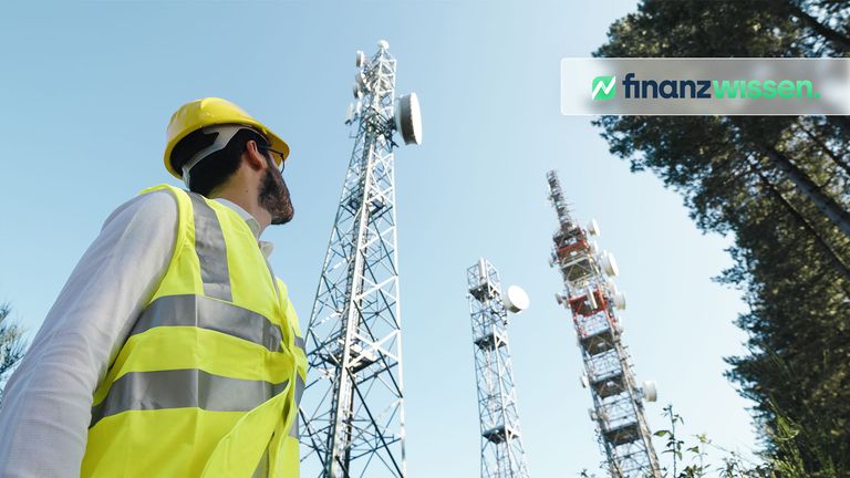 Techniker überprüft Funkmasten