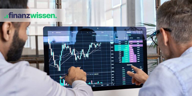 Zwei Trader im mittleren Alter diskutieren über eine Chartformation, die auf einem Monitor angezeigt wird.