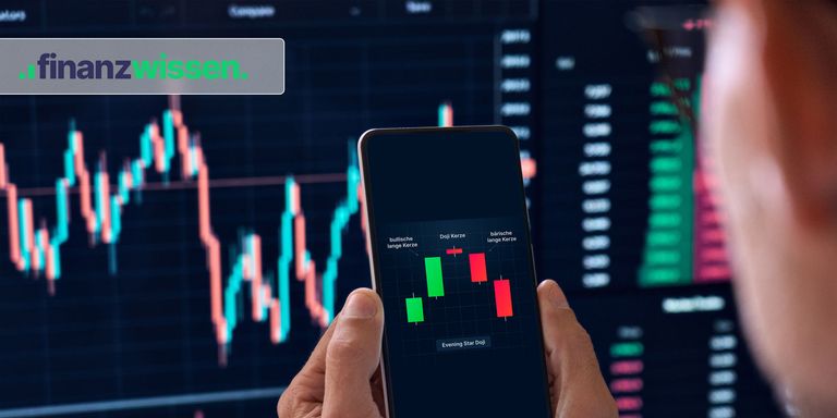 Trader betrachtet eine Evening Doji Star Candlestick Pattern am Handy. Im Hintergrund ein Trading-Monitor.