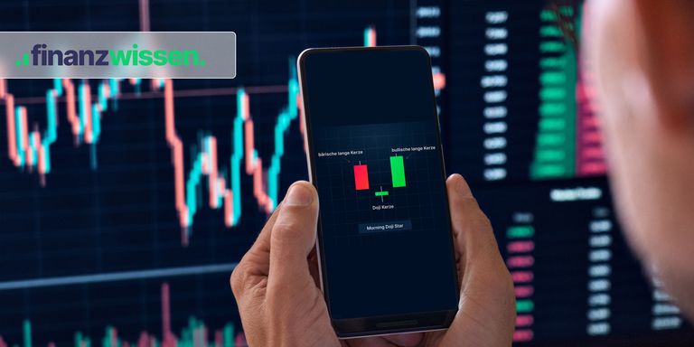 Trader betrachtet eine Morning Doji Star Candlestick Pattern am Handy. Im Hintergrund ein Trading-Monitor.