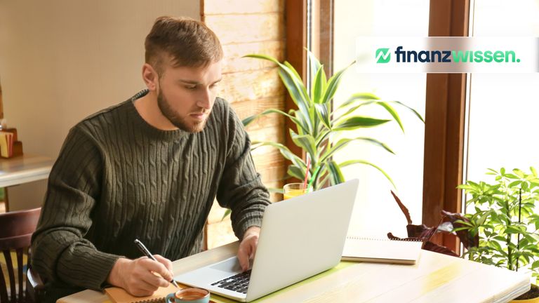 Junger Mann beim Social Trading