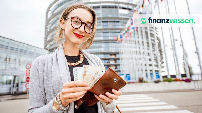 Frau hat Euro-Bargeld in der Hand