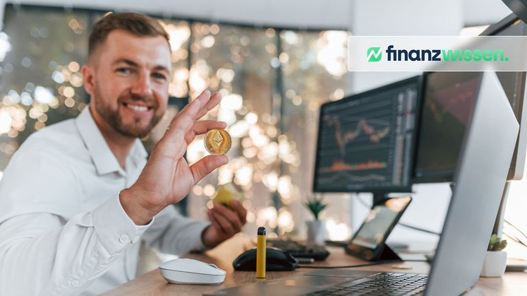 Mann verdient Geld mit Krypto Lending
