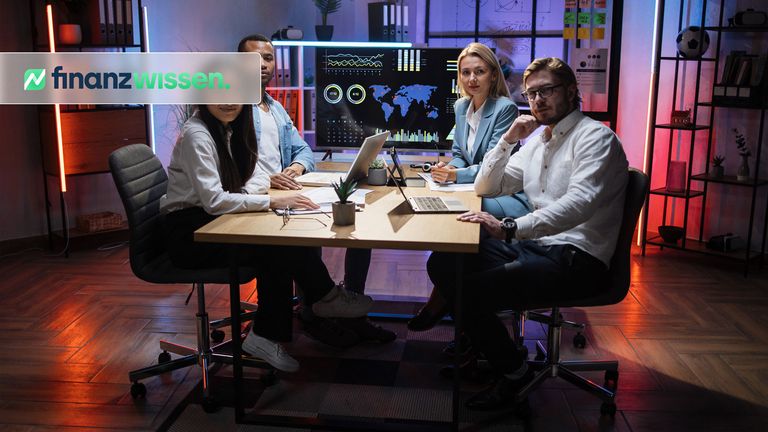 Kryptowährung Stellar Gruppe analysiert an ihrem Bildschirm Potenzial von Stellar