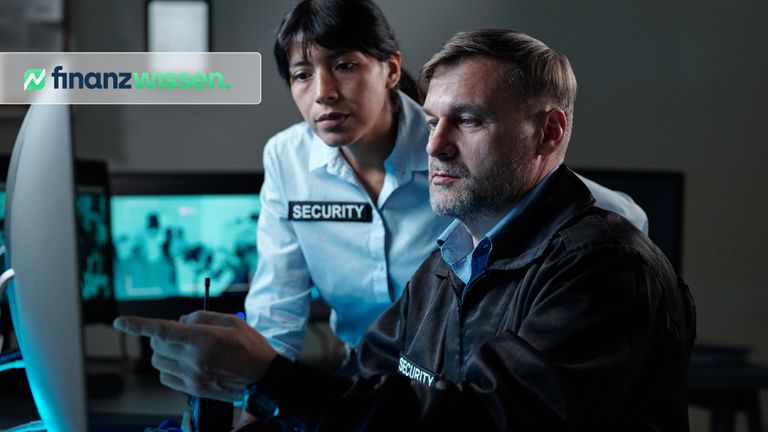 Zollbeamte prüfen Waren am Computer
