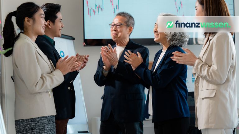 Geschäftsleute besprechen passive vs aktive Investments