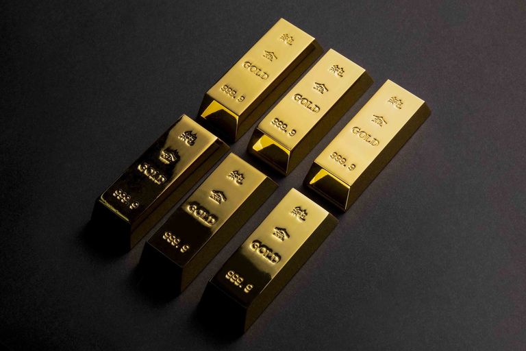 Goldbarren auf schwarzem Hintergrund