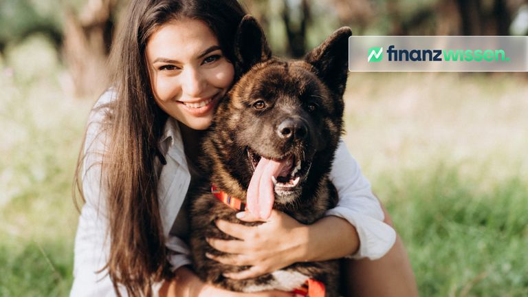 Frau mit einem Akita Inu
