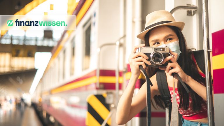 Reisekosten sparen mit diesen Tipps Junge Frau reist günstig per Zug