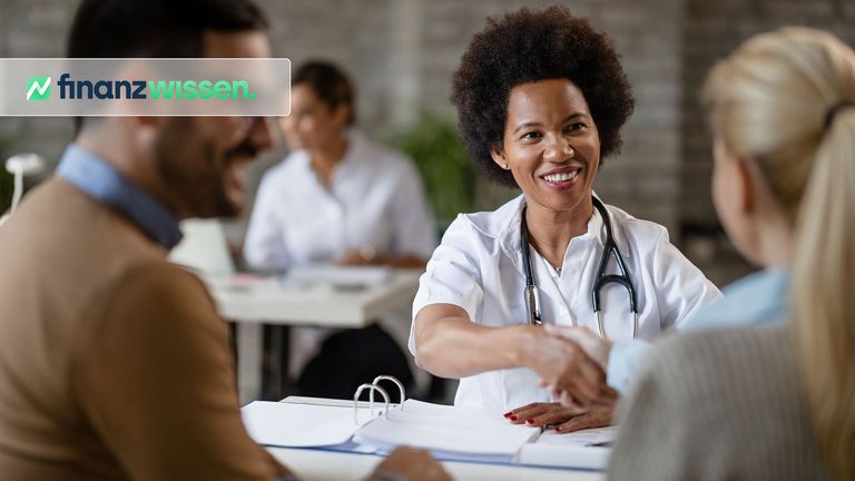 Das erstattet die Krankenkasse bei Zahnersatz Beraterin erklärt Patienten, was die Krankenkasse bei Zahnersatz erstattet