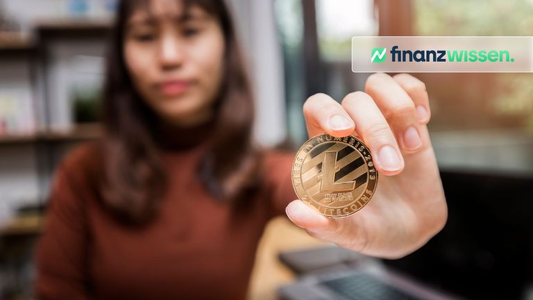 Kryptowährung Litecoin Frau hält symbolischen litecoin in der Hand