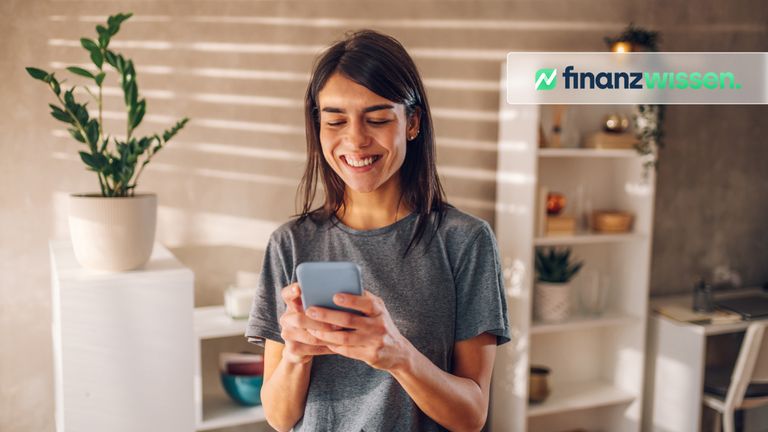 Junge Frau informiert sich über ETFs