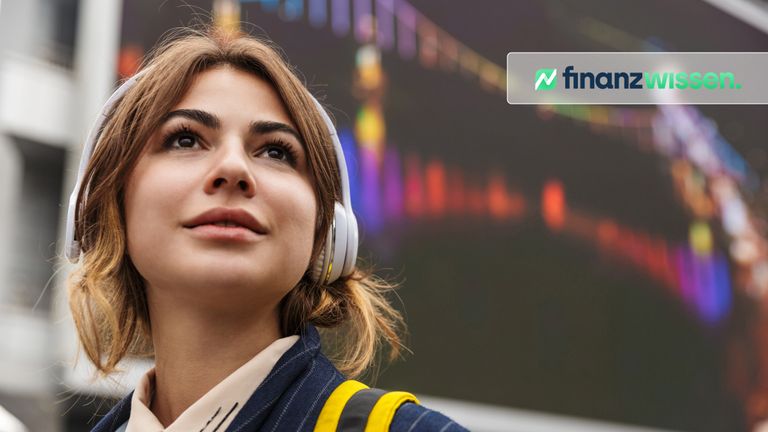 Frau informiert sich über Themen-ETFs