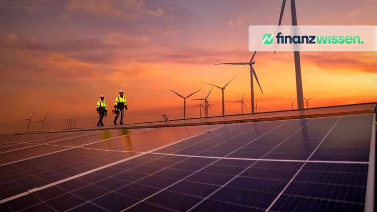 Ingenieure prüfen Solardach auf Fabrikgebäude